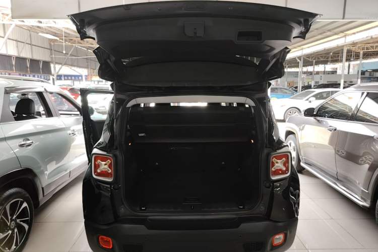 Used Jeep Renegade 2016 1.4T Automatic Smart Edition Trunk