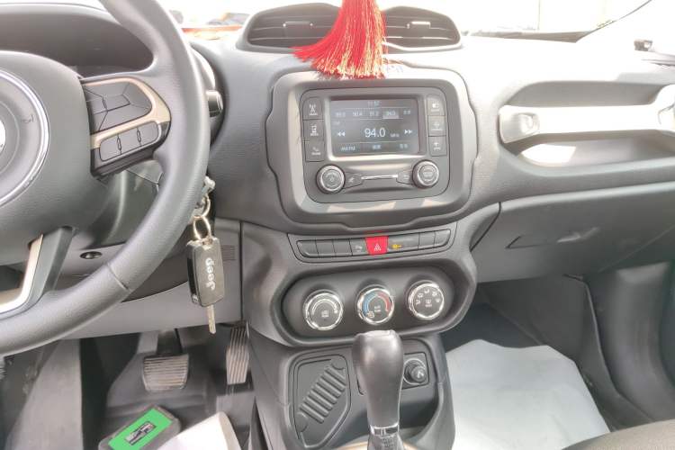 Used Jeep Renegade 2016 1.4T Automatic Jingneng Edition Audio And AC Panel