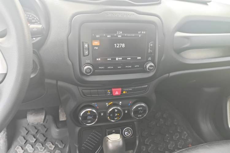 Used Jeep Renegade 2016 1.4T Automatic Jingneng Version+ Audio And AC Panel