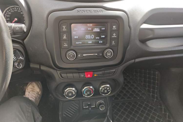 Used Jeep Renegade 2016 1.4T Automatic Jingneng Edition Audio And AC Panel