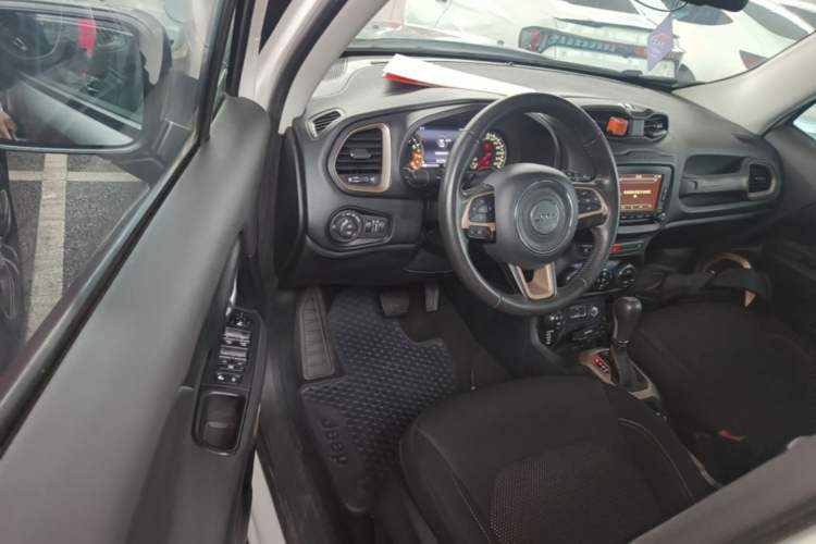 Used Jeep Renegade 2016 2.0L Automatic Four-Wheel Drive 75th Anniversary Tribute Edition Driver Seat