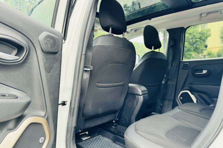 Used Jeep Renegade 2016 2.0L Automatic Four-Wheel Drive 75th Anniversary Tribute Edition Interior 10