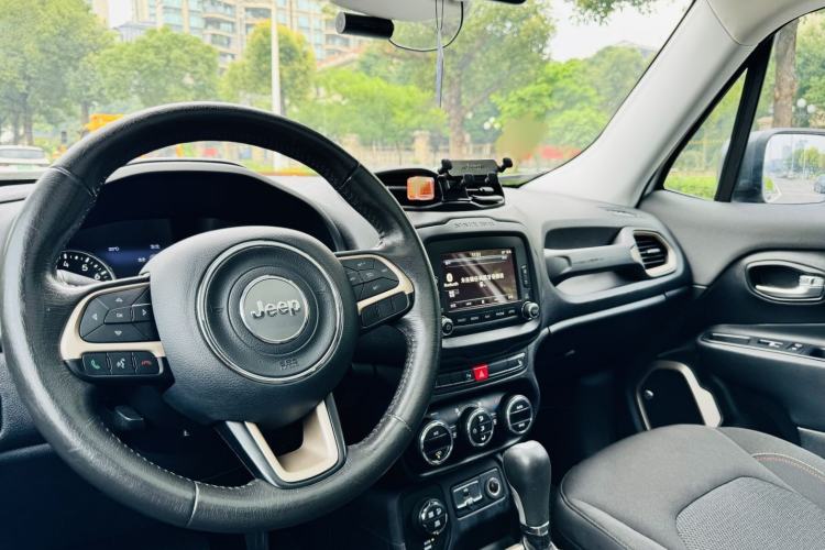 Used Jeep Renegade 2016 2.0L Automatic Four-Wheel Drive 75th Anniversary Tribute Edition Interior 5