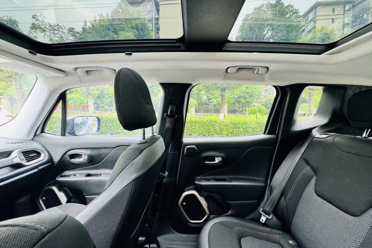 Used Jeep Renegade 2016 2.0L Automatic Four-Wheel Drive 75th Anniversary Tribute Edition Interior 7