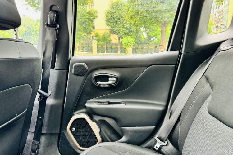 Used Jeep Renegade 2016 2.0L Automatic Four-Wheel Drive 75th Anniversary Tribute Edition Interior 8