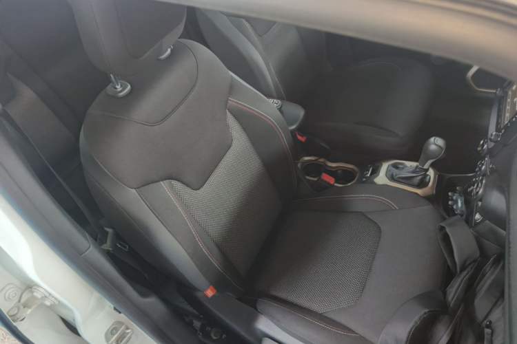 Used Jeep Renegade 2016 2.0L Automatic Four-Wheel Drive 75th Anniversary Tribute Edition Right Front Seat