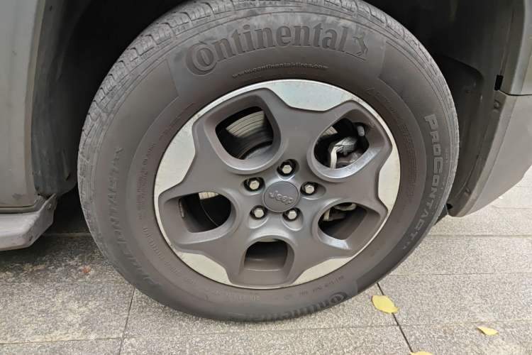Used Jeep Renegade 2016 1.4T Manual Kinetic Edition Right Front Wheel Hub