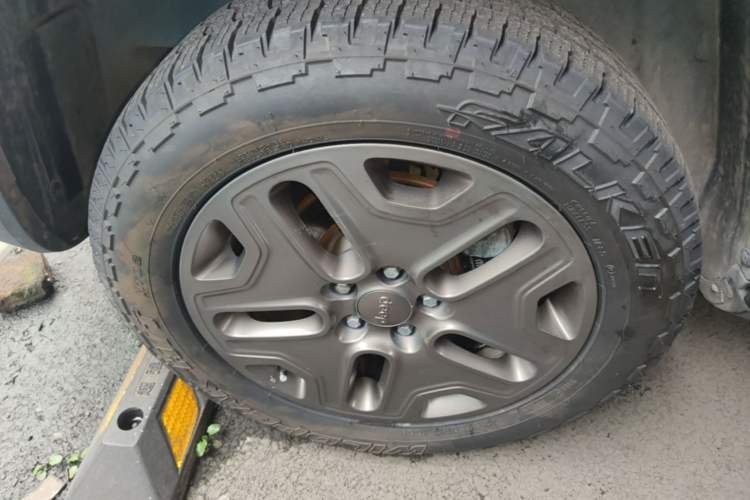 Used Jeep Renegade 2016 2.0L Automatic Four-Wheel Drive 75th Anniversary Tribute Edition Right Rear Wheel Hub