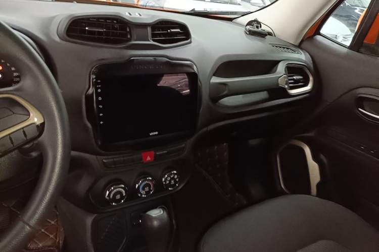 Used Jeep Renegade 2016 1.4T Automatic Kinetic Edition Audio And AC Panel