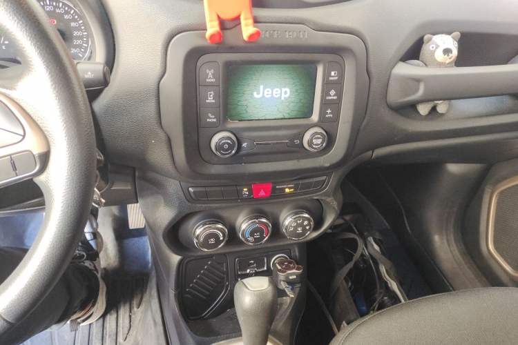 Used Jeep Renegade 2016 1.4T Automatic High-Energy Version Audio And AC Panel