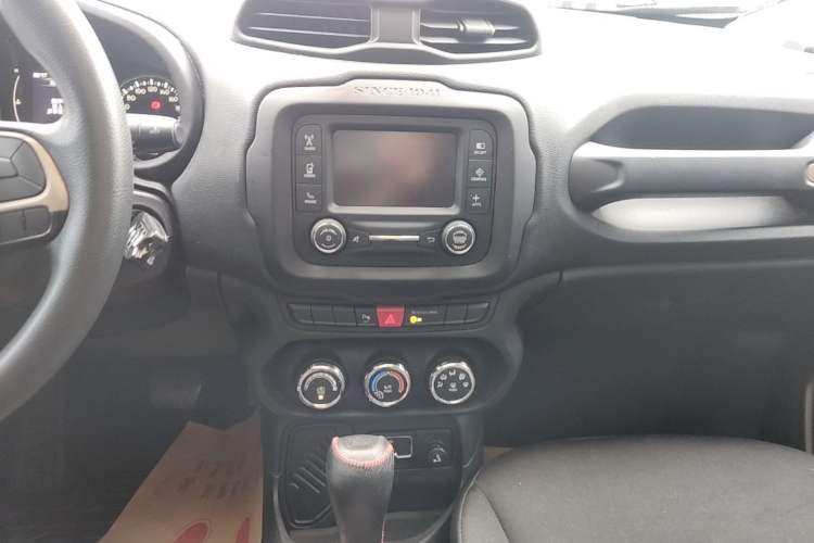 Used Jeep Renegade 2016 1.4T Automatic Jingneng Edition Audio And AC Panel
