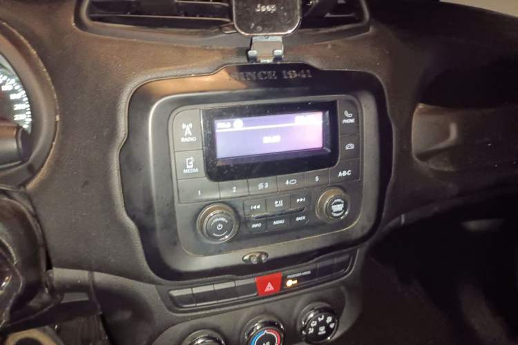 Used Jeep Renegade 2016 1.4T Automatic Kinetic Edition Audio And AC Panel