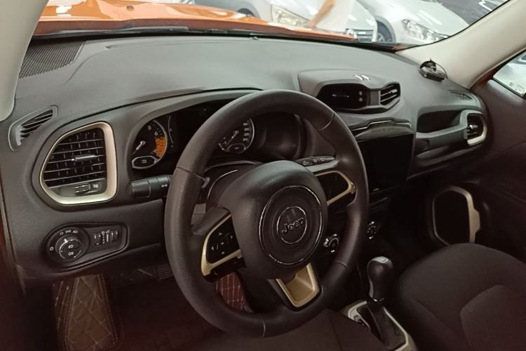 Used Jeep Renegade 2016 1.4T Automatic Kinetic Edition Center Console