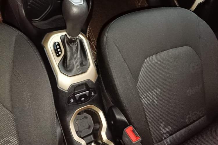 Used Jeep Renegade 2016 1.4T Automatic Kinetic Edition Gear Lever