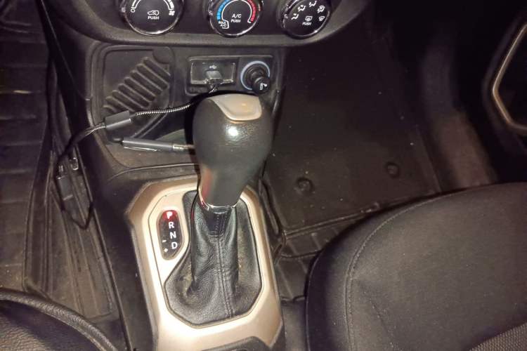 Used Jeep Renegade 2016 1.4T Automatic Kinetic Edition Gear Lever