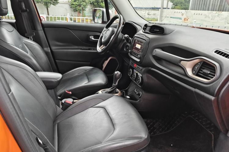 Used Jeep Renegade 2016 1.4T Automatic Smart Edition Interior 4