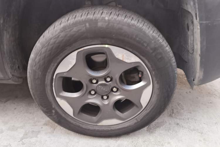 Used Jeep Renegade 2016 1.4T Manual Kinetic Edition Right Front Wheel Hub