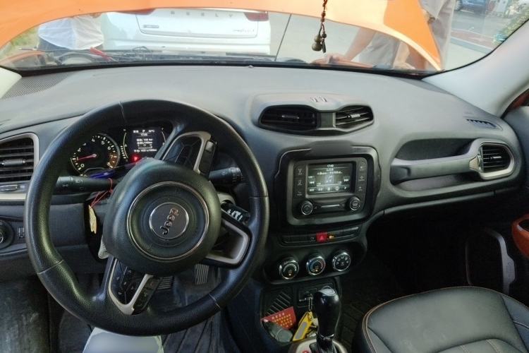 Used Jeep Renegade 2016 1.4T Automatic High-Energy Version Center Console