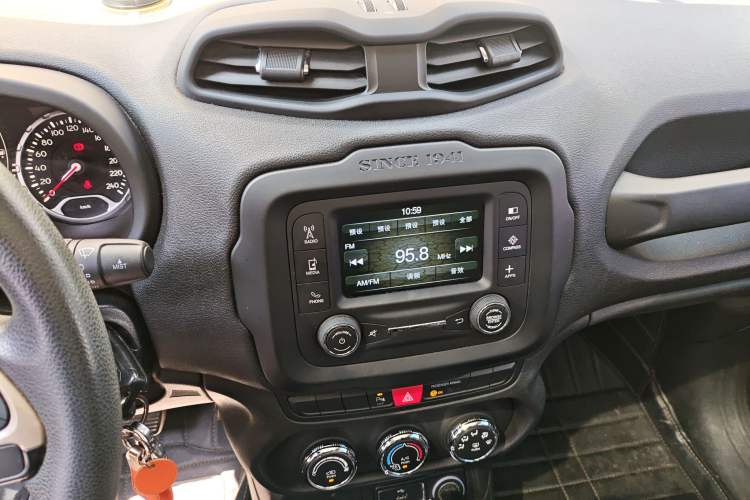 Used Jeep Renegade 2016 1.4T Automatic Jingneng Edition Audio And AC Panel