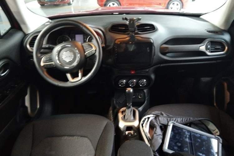 Used Jeep Renegade 2016 1.4T Automatic Kinetic Edition Center Console
