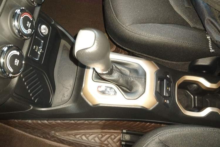 Used Jeep Renegade 2016 1.4T Automatic Kinetic Edition Gear Lever