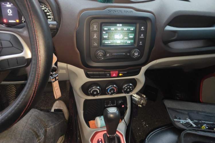 Used Jeep Renegade 2016 1.4T Automatic Jingneng Edition Audio And AC Panel