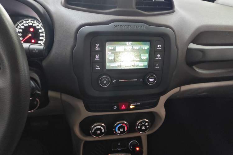 Used Jeep Renegade 2016 1.4T Automatic High-Energy Version Audio And AC Panel