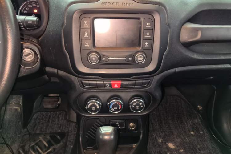 Used Jeep Renegade 2016 1.4T Automatic Jingneng Edition Audio And AC Panel