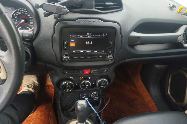 Used Jeep Renegade 2016 1.4T Automatic Smart Edition Audio And AC Panel