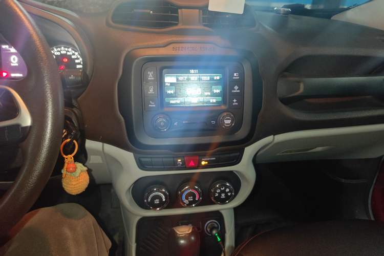 Used Jeep Renegade 2016 1.4T Automatic Jingneng Edition Audio And AC Panel