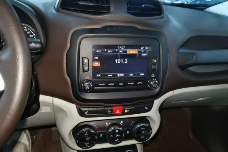 Used Jeep Renegade 2016 1.4T Automatic Smart Edition Audio And AC Panel