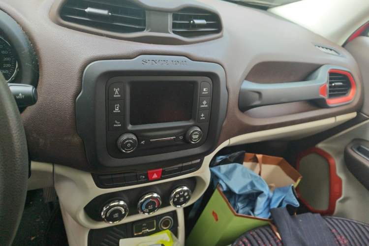 Used Jeep Renegade 2016 1.4T Automatic Jingneng Edition Audio And AC Panel