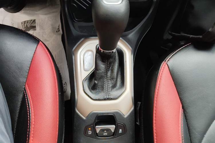 Used Jeep Renegade 2016 1.4T Automatic Kinetic Edition Gear Lever