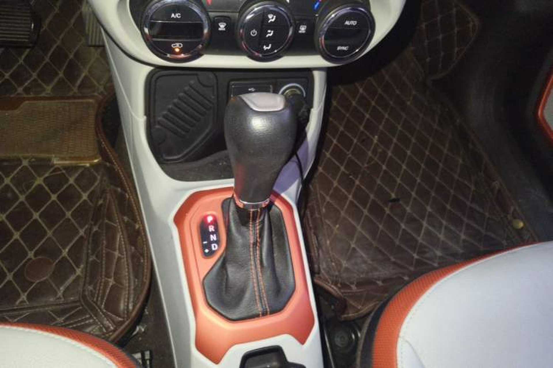 Used Jeep Renegade 2016 1.4T Automatic Smart Edition Gear Lever