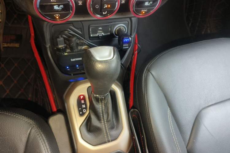 Used Jeep Renegade 2016 1.4T Automatic Smart Edition Gear Lever
