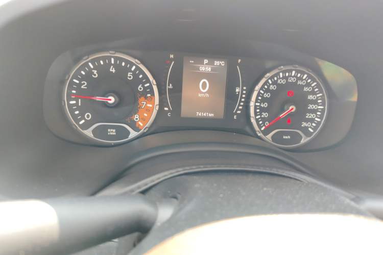 Used Jeep Renegade 2016 1.4T Automatic Jingneng Edition Odometer Close Up