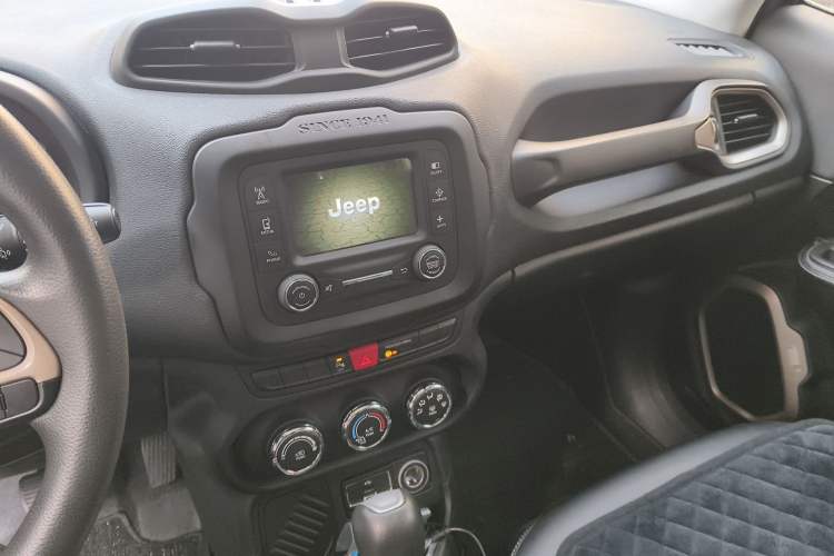 Used Jeep Renegade 2016 1.4T Automatic Jingneng Edition Audio And AC Panel