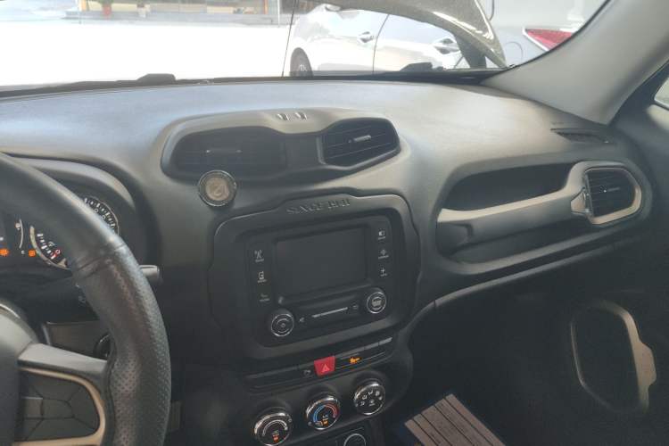 Used Jeep Renegade 2016 1.4T Automatic High-Energy Version Audio And AC Panel