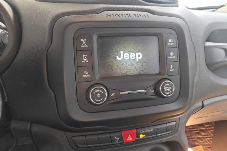 Used Jeep Renegade 2016 1.4T Automatic High-Energy Version Audio And AC Panel