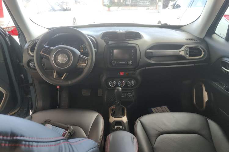 Used Jeep Renegade 2016 1.4T Automatic High-Energy Version Center Console
