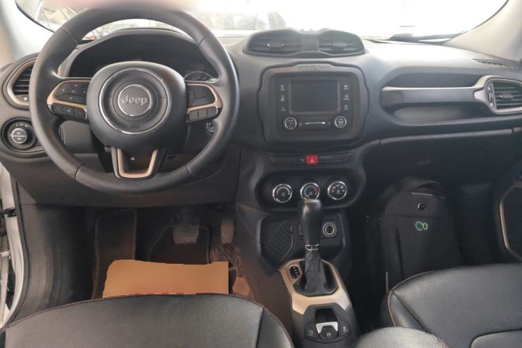 Used Jeep Renegade 2016 1.4T Automatic High-Energy Version Center Console