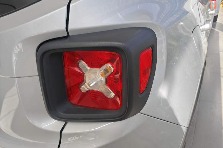 Used Jeep Renegade 2016 1.4T Automatic High-Energy Version Exterior 3