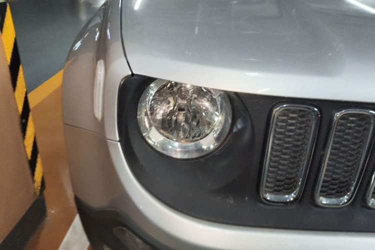 Used Jeep Renegade 2016 1.4T Automatic Jingneng Version+ Right Front Headlight