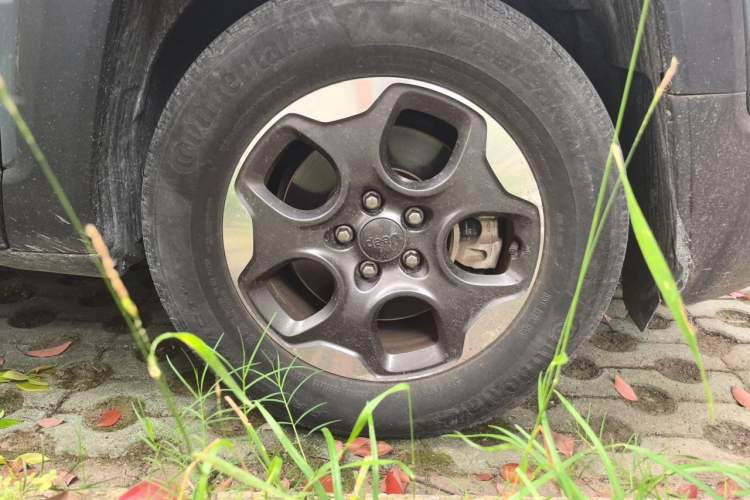Used Jeep Renegade 2016 1.4T Automatic Kinetic Edition Right Front Wheel Hub