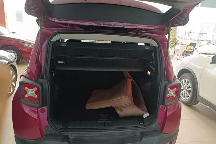 Used Jeep Renegade 2016 1.4T Automatic Kinetic Edition Trunk