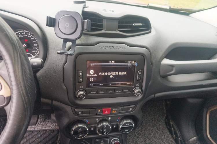Used Jeep Renegade 2016 1.4T Automatic Smart Edition Audio And AC Panel