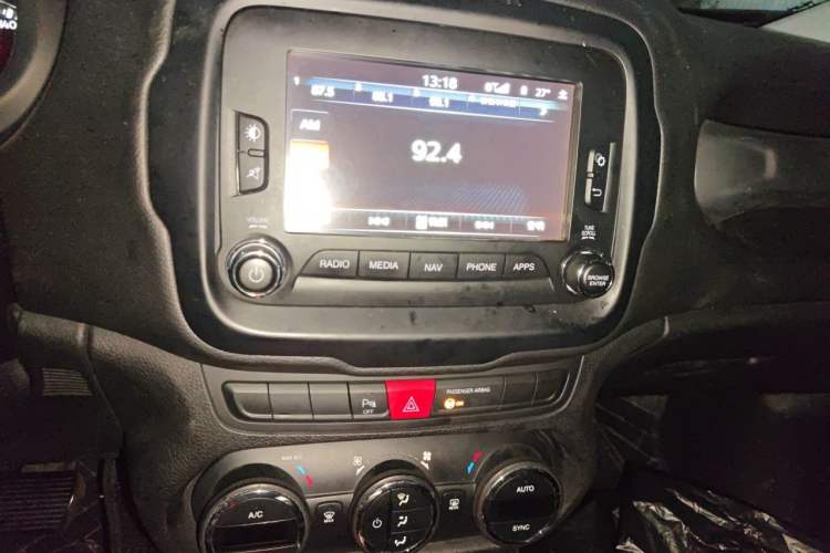 Used Jeep Renegade 2016 1.4T Automatic Jingneng Version+ Audio And AC Panel