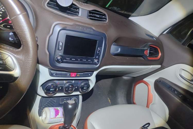 Used Jeep Renegade 2016 1.4T Automatic Smart Edition Audio And AC Panel