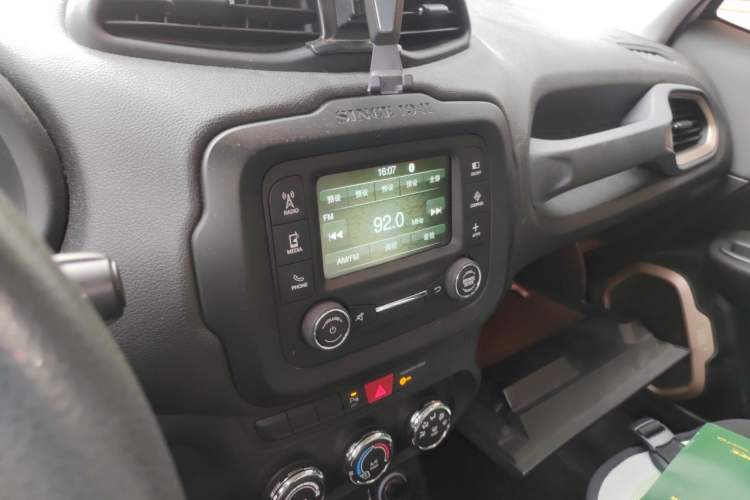Used Jeep Renegade 2016 1.4T Automatic Jingneng Edition Audio And AC Panel