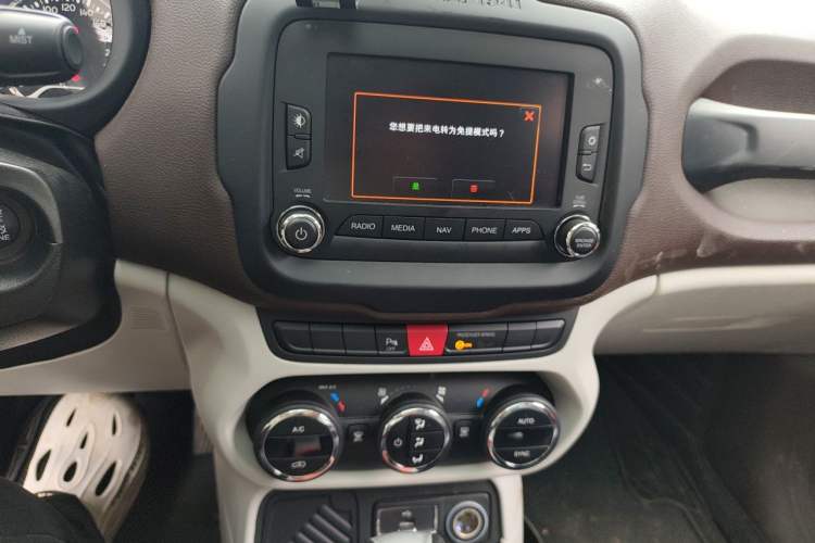 Used Jeep Renegade 2016 1.4T Automatic Jingneng Version+ Audio And AC Panel